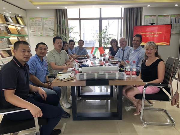 外貿(mào)客戶和技術(shù)團(tuán)隊交流